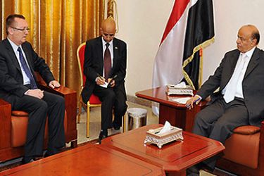 Yemeni Vice President Abdrabuh Mansur Hadi (R) meets with Jeffrey Feltman (L), US Assistant Secretary of State for Near Eastern Affairs, in Sanaa on June 22, 2011 amid intensive local and international pressure on Hadi to heed the demands of anti-government protesters to set up an interim ruling council, which would prevent wounded President Ali Abdullah Saleh from returning to power. AFP PHOTO/STR