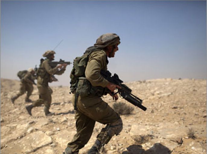 Israeli infantry soldiers of the Givati brigade attack during an open field combat exercise in the Israeli southern Negev desert near Ketziot army base on June 23, 2011. AFP PHOTO/MENAHEM KAHANA