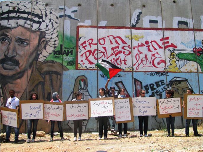 شبان فلسطينيون يطالبون بدخول القدس وتطبيق حق العودة مقابل حاجز قلنديا