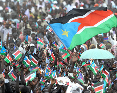 مواطنو جنوب السودان احتفلوا برفع أعلام دولتهم الجديدة (الفرنسية)