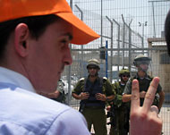 الفلسطينيون أحيوا ذكرى قرار لاهاي مطالبين بإزالة الجدار (الجزيرة نت)