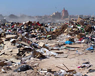 زحف القمامة على بنغازي القديمة اعتبر أكبر تهديد للمناطق الأثرية المحاذية (الجزيرة نت)