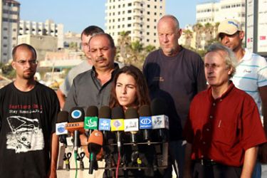 متضامنون خلال مؤتمر صحفي في ميناء غزة لكشف الانتهاكات بحق الصيادين