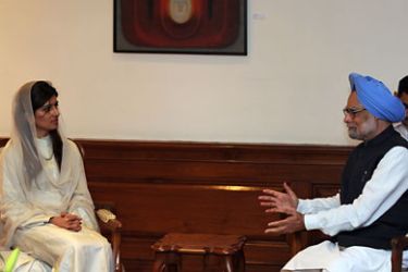 R_Indian Prime Minister Manmohan Singh (R) gestures while talking with Pakistan Foreign Minister Hina Rabbani Khar (L) during a meeting in New Delhi on July 27, 2011.