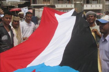 جانب من مسيرة الحوطة اليوم الخميس متظاهرون يحملون العلم الجنوبي