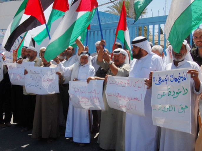 لاجئون يعتصمون امام بوابة مقر الاونروا في غزة احتجاجا على تغيير اسم الوكالة وتقليص خدماتها (صورة ارشيفية التقطت مطلع الأسبوع الماضي).