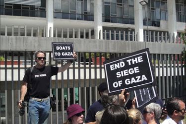 تظاهرة قام بها النشطاء منذ يومين أمام السفارة الأمريكية للاحتجاج على منعهم من الخروج بالاسطول