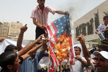 f_Iraqi demonstrators burn a US flag during a weekly protest against corruption, unemployment and poor public services in the war-torn country at Baghdad's Tahrir Square on July