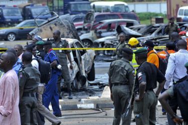 epa02781930 Nigerian police and rescue services work at the scene of an explosion at Nigeria's police headquarters in the capital, Abuja, Nigeria, 16 June 2011.