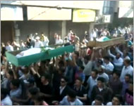 السوريون يشيعون قتلاهم ويواصلون التظاهر (الجزيرة-أرشيف)