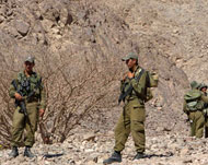  جنود إسرائيليون يتمركزون عند الحدود مع مصر (رويترز) 