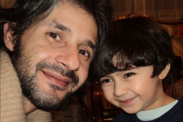 الصحفي عاطق الأطرش مع ابنه يزن