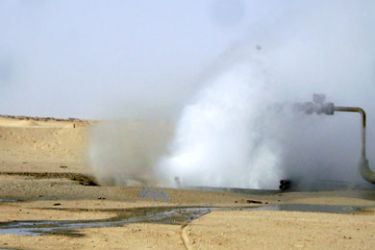 صورة بئر الغاز لحظة الفوران وهو يقع في حقل الانتصار جنوب غرب إجدابيا،
