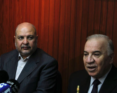 صورة أرشيفية تجمع وزير النفط السوري (يمين) بوزير النفط السابق بإيران (رويترز)