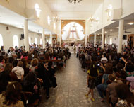 مسيحيون أثناء احتفال ديني بكنيسة في بغداد (رويترز-أرشيف)