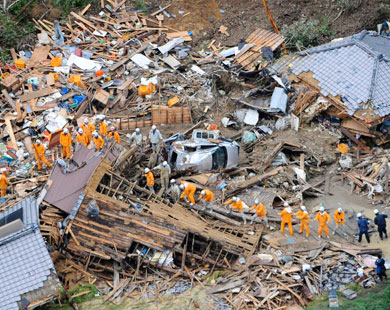 عمال الإنقاذ في اليابان يبحثون بين الأنقاض عن ناجين (رويترز) 