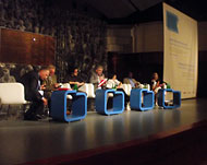 المتحدثون في الجلسة الثانية في مؤتمر تضامن الأمم بغدانسك (الجزيرة نت)