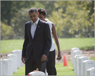 
أوباما وزوجته يزوران مقبرة آرلينغتون  (الفرنسية)أوباما وزوجته يزوران مقبرة آرلينغتون  (الفرنسية)