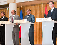 ساركوزي (أقصى يمين) وكاميرون (أقصى اليسار) خلال مؤتمر صحفي في طرابلس (الفرنسية)