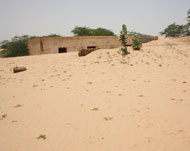 بعض المنازل في شمال شرق نواكشوط فوقها الرمال الزاحفة (الجزيرة نت)
