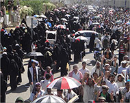 تجمع عشرات الآلاف -رجالا ونساء- بميدان الستين للمشاركة في تشييع الضحايا (الجزيرة نت) 