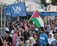 العلم الفلسطيني وحضور مختلف أجيال المجتمع الفلسطيني ميزا الفعالية (الجزيرة نت)