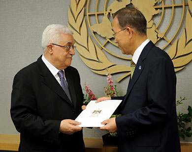عباس يسلم بان كي مون طلب العضوية الكاملة لدولة فلسطين بالأمم المتحدة (الأوروبية-أرشيف)