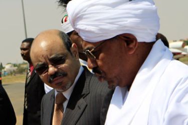 Sudanese President Omar Hassan al-Bashir (R) talks with Ethiopian Prime Minister Meles Zenawi (L) after Zenawi arrived on an official visit, at Khartoum Airport September 16, 2011.