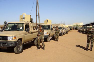 إحدى وحدات مكافحة الإرهاب الموريتانية تتهيأ للانطلاق نحو منطقة الصحراء على الحدود مع مالي وهي المنطقة التي يسيطر عليها تنظيم القاعدة.