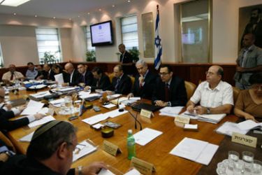Israel's Prime Minister Benjamin Netanyahu (4th R) heads the weekly cabinet meeting in Jerusalem September 4, 2011. Netanyahu responded on Sunday to the biggest rally for economic reform in Israel's history by sticking fast to his pledge to implement change but not at all costs.