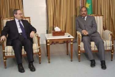 من لقاء الرئيس الموريتاني (يمين) مع المسؤول السوري نائب وزير الخارجية فيصل مقداد (يسار).