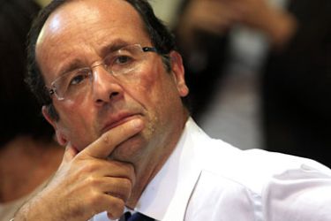 r_Francois Hollande, Socialist deputy and candidate for the 2011 French Socialist Party presidential primary, attends a meeting in Arles, October 1, 2011. REUTERS