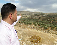باسل عمران يشير الى أرضهالتي تصادرها مستوطنة ألون موريه