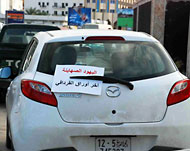 سيارة في طرابلس تحمل لافتة تتهم القذافي بالتورط في مسألة عودة اليهود إلى ليبيا
