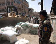 جندي في القوات الموالية للرئيس صالح في إحدى نقاط التماس في صنعاء (الفرنسية)