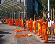 مظاهرة لمناهضة حكم الإعدام أمام بوابة دخول معرض فرانكفورت (الجزيرة نت)