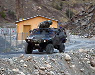 مصفحة تركية في طريق جبلي بمنطقة تشوركوشا قرب الحدود مع العراق (رويترز)