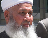 البيتاوي اعتبر هدم المسجد حلقة جديدة في مسلسل الإرهاب الديني لقوات الاحتلال (الجزيرة)
