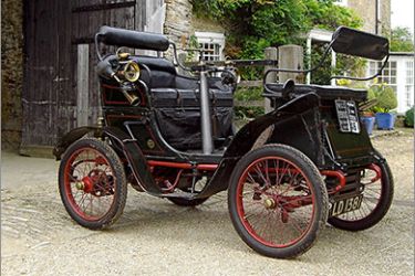 epa02377063 A handout image provided by Bonhams on 06 October 2010 shows a 1900 De Dion Bouton Vis-a-vis car in London, Britain, included in the