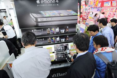 epa02221379 Japanese consumers crowd around the latest iPhone4 at an electronics store in downtown Tokyo, Japan