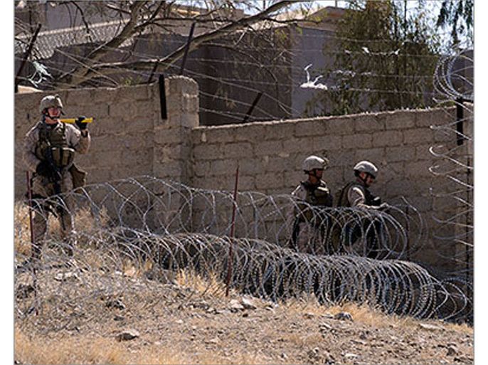 U.S. Marines place a razor wire near the wall of a hotel in Sanaa where U.S. diplomats and embassy staffers live in Sanaa October 22, 2011. REUTERS/Mohamed al-Sayaghi (YEMEN - Tags: POLITICS CIVIL UNREST)