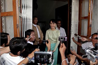 epa02956124 Myanmar democracy leader Aung San Suu Kyi (C) speaks to reporters after a meeting with the Deputy Minister of Foreign Affairs of Norway Espen Barth Eide (unseen) at Suu Kyi'