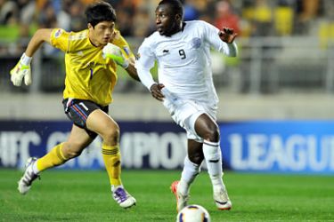 afp-Qatar's Al Sadd forward Mamadou Hamidou Niang (R) scores his second goal as South Korea's Suwon