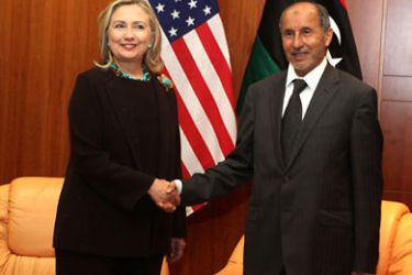 epa02971057 Chairman of Libya's National Transitional Council (TNC) Mustafa Abdel Jalil shakes hand with US Secretary of State Hillary Clinton, after a join press conference, in Tripoli, Libya, 18 October 2011.