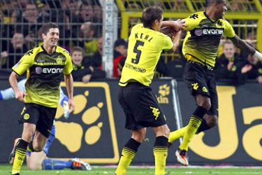 epa03016105 Dortmund's Felipe Santana (R)celebrates his 2-0 goal with team-mates Robert Lewandowski (L)