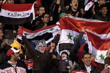 ف-Iraqi football fans cheer for their team during their 2014 World Cup Asian zone group A qualifying football