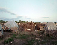 سكان مخيم خيبر يقيمون فيه منذ أكثر من ثلاثة أشهر (الجزيرة نت)