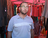 صاحب خيمة لبيع الملابس: الحركة الشرائية لم تتحسن قبل العيد (الجزيرة نت)