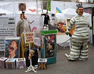 مجسمات تسخر من الرئيس يانوكوفيتش ومحاكمة تيموشينكو