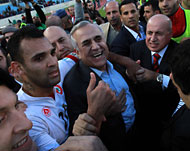 الرئيس اللبناني ميشال سليمان (وسط) شارك الجماهير اللبنانية فرحة الفوز (الفرنسية)